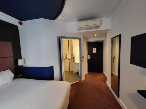 Habitación Doble adaptada para personas con movilidad reducida del hotel Accueil - Paris Pigalle MontmartreI. Foto 1