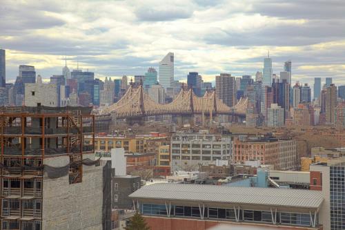 Habitación con cama extragrande y vistas a la ciudad del hotel Nesva - New York City Vista. Foto 10