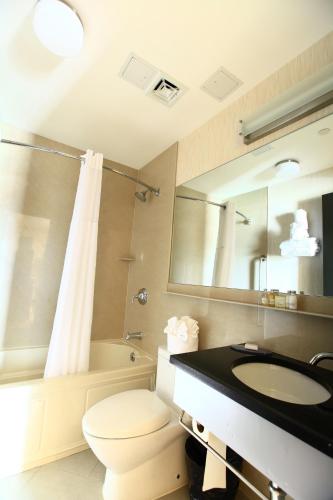 Habitación King con vista a la ciudad del hotel Nesva - New York City Vista. Foto 8