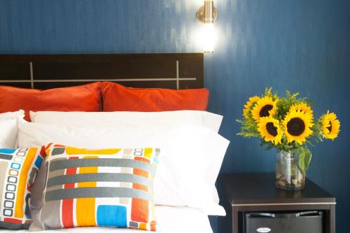 Habitación Doble Premium con cama grande y balcón del hotel Nesva - New York City Vista. Foto 7