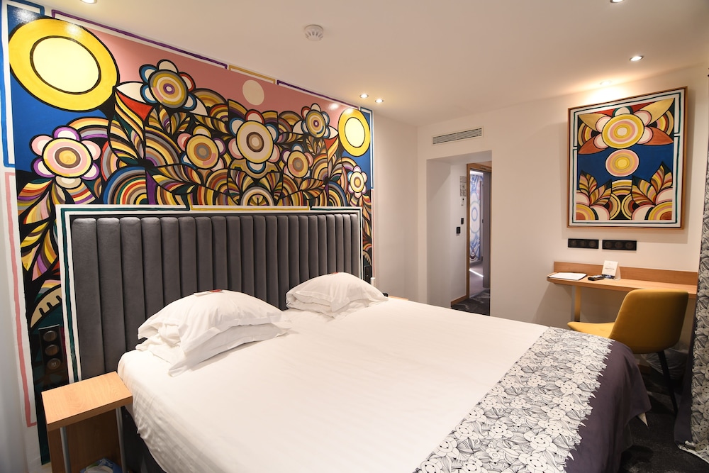 Habitación superior con 1 cama doble o 2 individuales del hotel Aida Opera. Foto 9