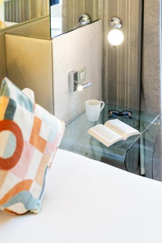 Habitación Doble Deluxe con balcón del hotel 7 Eiffel By Malone. Foto 8