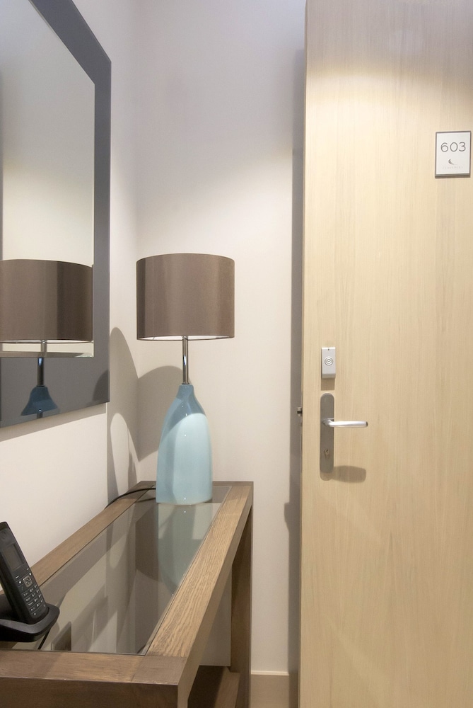 Estudio Deluxe, 1 cama de matrimonio grande (Lower Ground Floor) del hotel Claverley Court. Foto 2