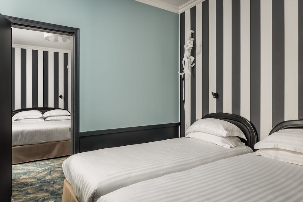Habitación cuádruple Comunicada 1 Cama queen Vista ciudad 2 Camas individuales del hotel Archétype Etoile