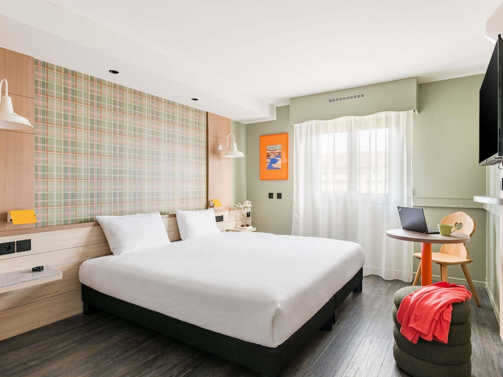 Habitación Standard con una cama doble del hotel Ibis Styles Annecy Gare Centre. Foto 6
