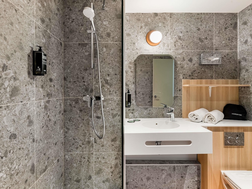 Habitación Standard con dos camas individuales del hotel Ibis Styles Annecy Gare Centre. Foto 5