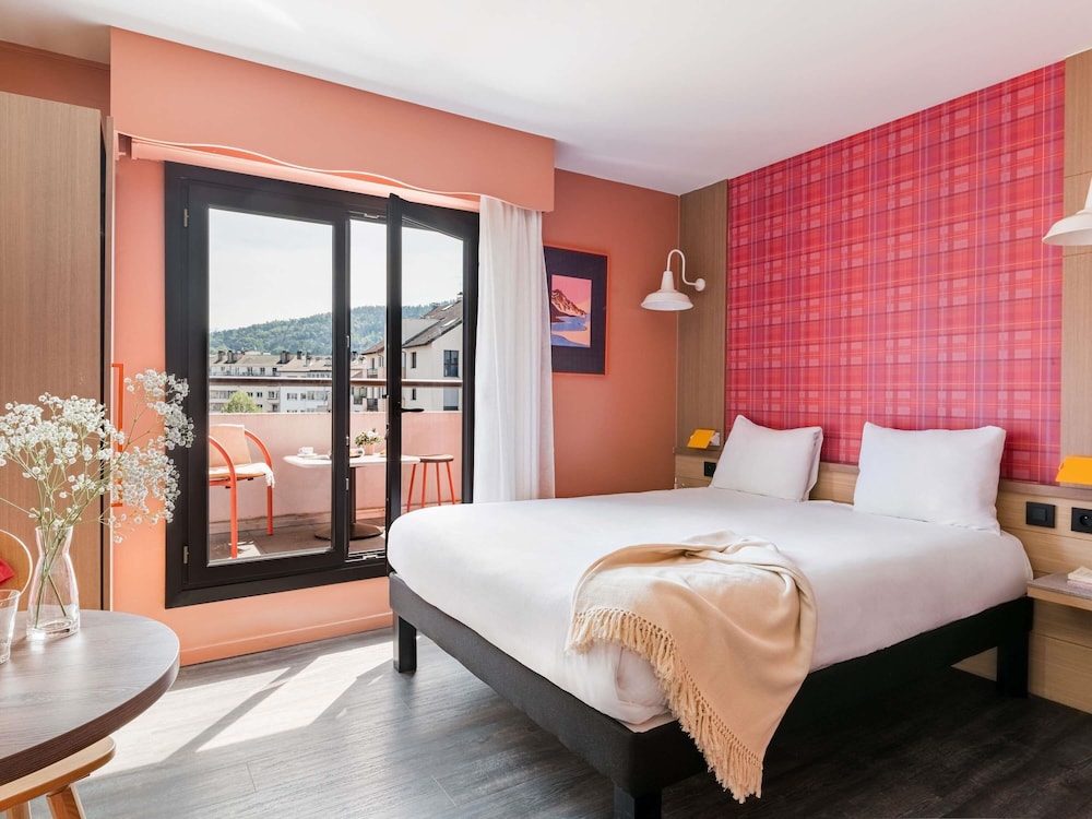 Habitación Standard con 1 cama doble y balcón del hotel Ibis Styles Annecy Gare Centre. Foto 1