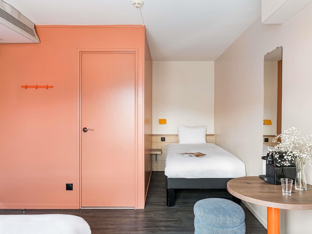 Habitación Superior familiar con 1 cama doble y 1 cama individual del hotel Ibis Styles Annecy Gare Centre. Foto 5