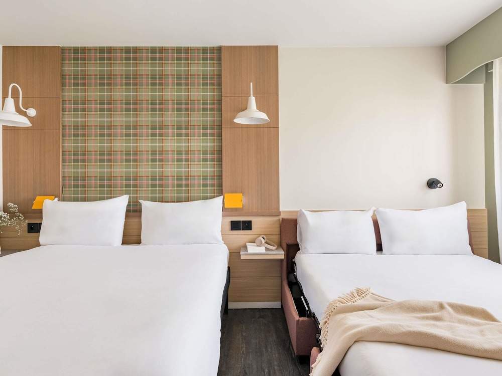 Habitación Superior familiar con 1 cama doble y 1 sofá cama doble del hotel Ibis Styles Annecy Gare Centre. Foto 4