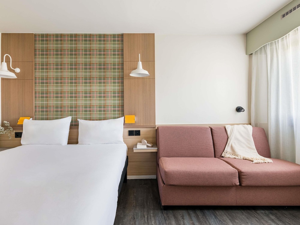 Habitación Superior familiar con 1 cama doble y 1 sofá cama doble del hotel Ibis Styles Annecy Gare Centre. Foto 5