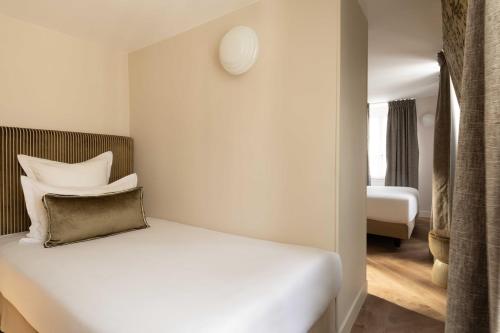 Habitación Triple Deluxe del hotel D'espagne. Foto 18