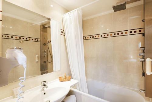 Habitación Doble Premium con balcón del hotel Elysées Opéra