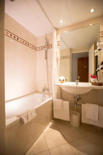 Habitación Doble Premium con balcón del hotel Elysées Opéra. Foto 3
