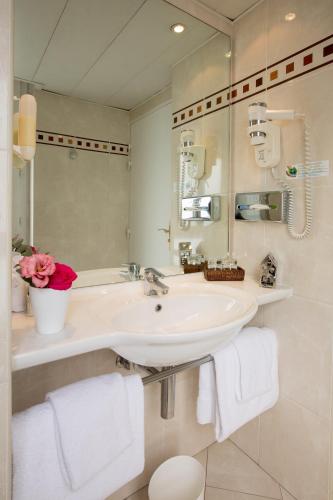 Habitación Doble Premium con balcón del hotel Elysées Opéra. Foto 8