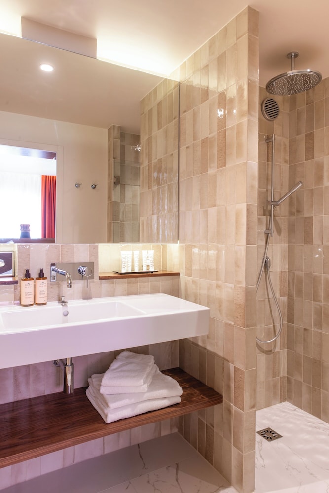 Chambre Executive Supérieure Double ou Twin del hotel GOLDEN TULIP DE NOAILLES. Foto 5
