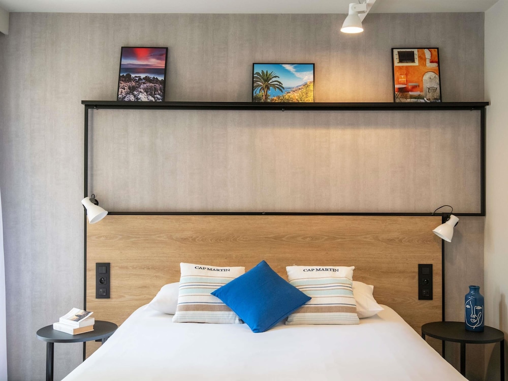 Habitación superior con 1 cama doble y balcón del hotel Ibis Roquebrune Cap Martin. Foto 2