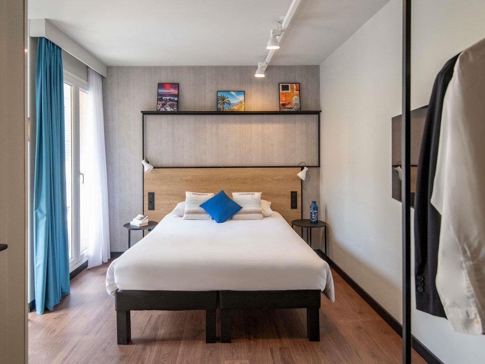 Habitación superior con 1 cama doble y balcón del hotel Ibis Roquebrune Cap Martin. Foto 9