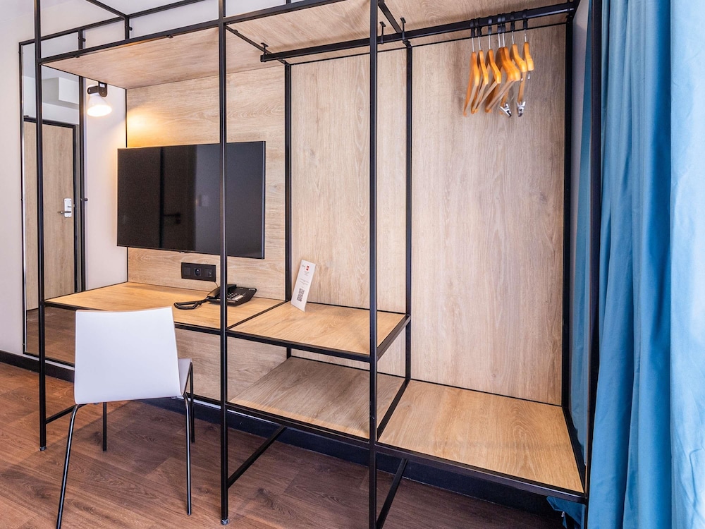 Habitación superior con 2 camas individuales y balcón del hotel Ibis Roquebrune Cap Martin. Foto 6