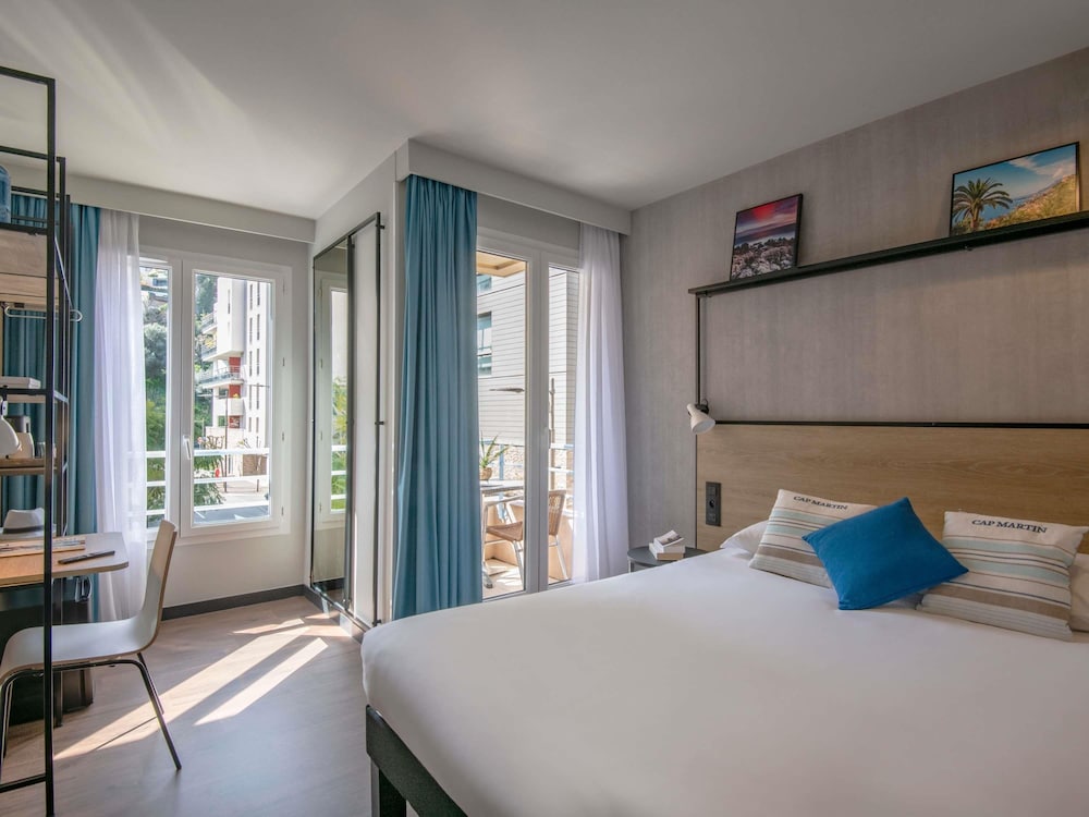 Habitación superior con 1 cama doble y balcón del hotel Ibis Roquebrune Cap Martin. Foto 3