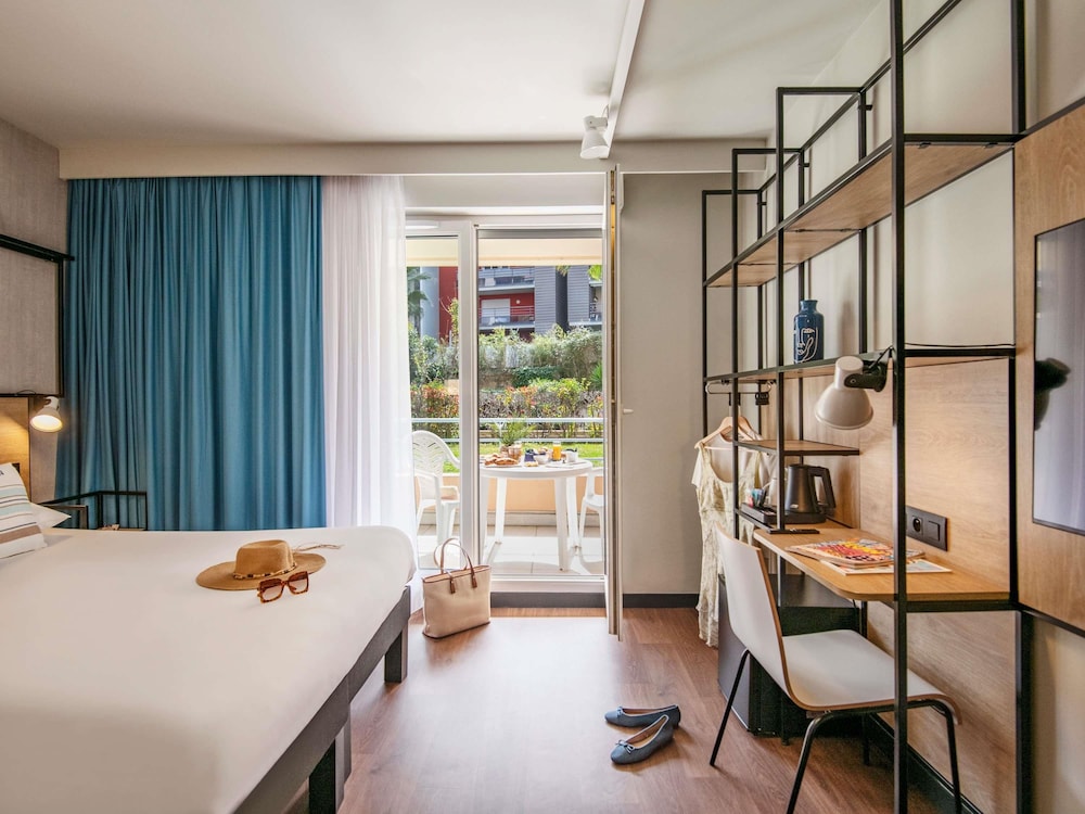 Habitación superior con 1 cama doble y balcón del hotel Ibis Roquebrune Cap Martin. Foto 9