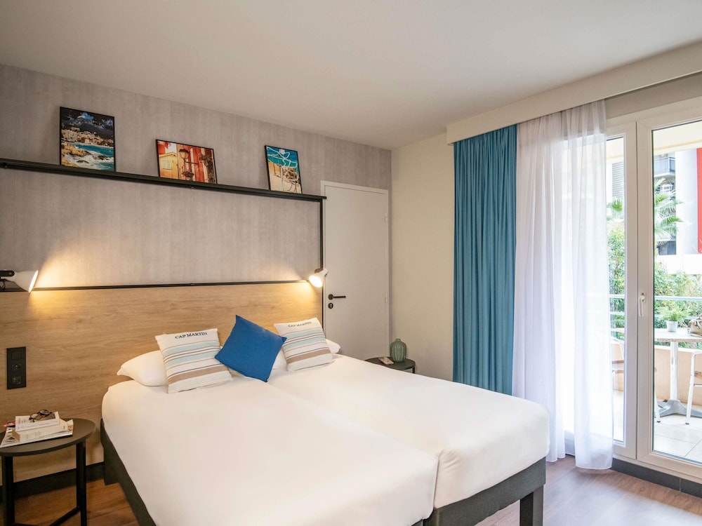 Habitación superior con 2 camas individuales y balcón del hotel Ibis Roquebrune Cap Martin. Foto 1