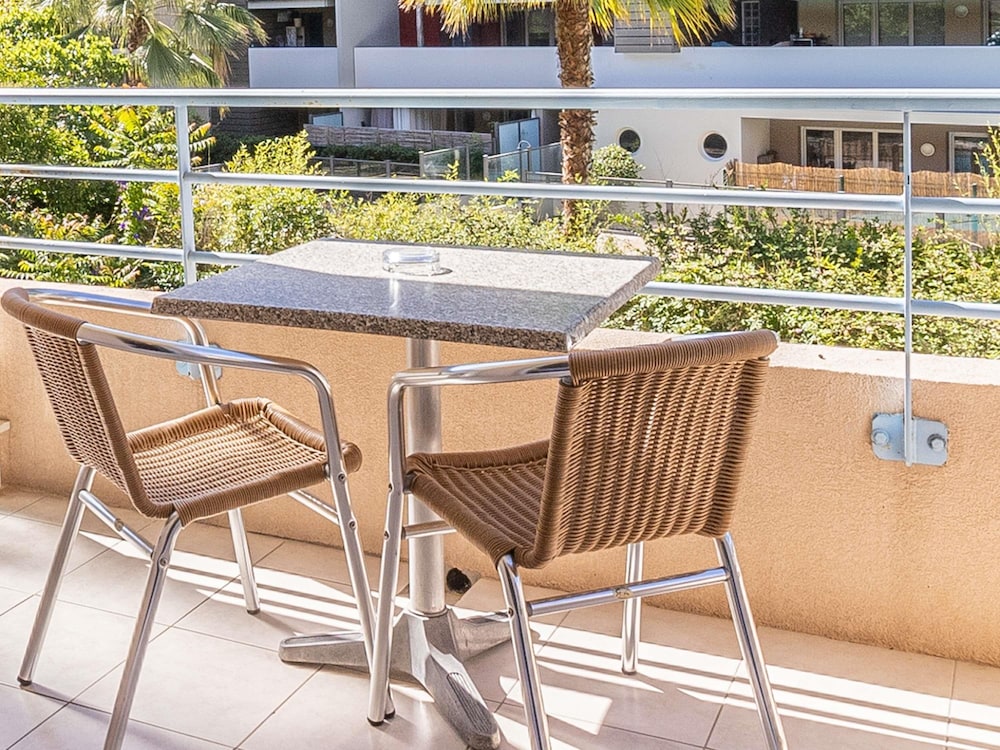 Habitación superior con 2 camas individuales y balcón del hotel Ibis Roquebrune Cap Martin. Foto 6