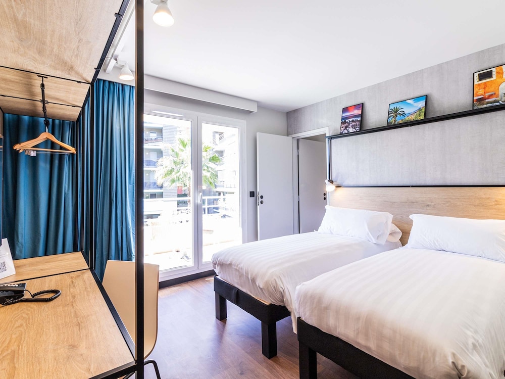 Habitación superior con 2 camas individuales y balcón del hotel Ibis Roquebrune Cap Martin. Foto 7