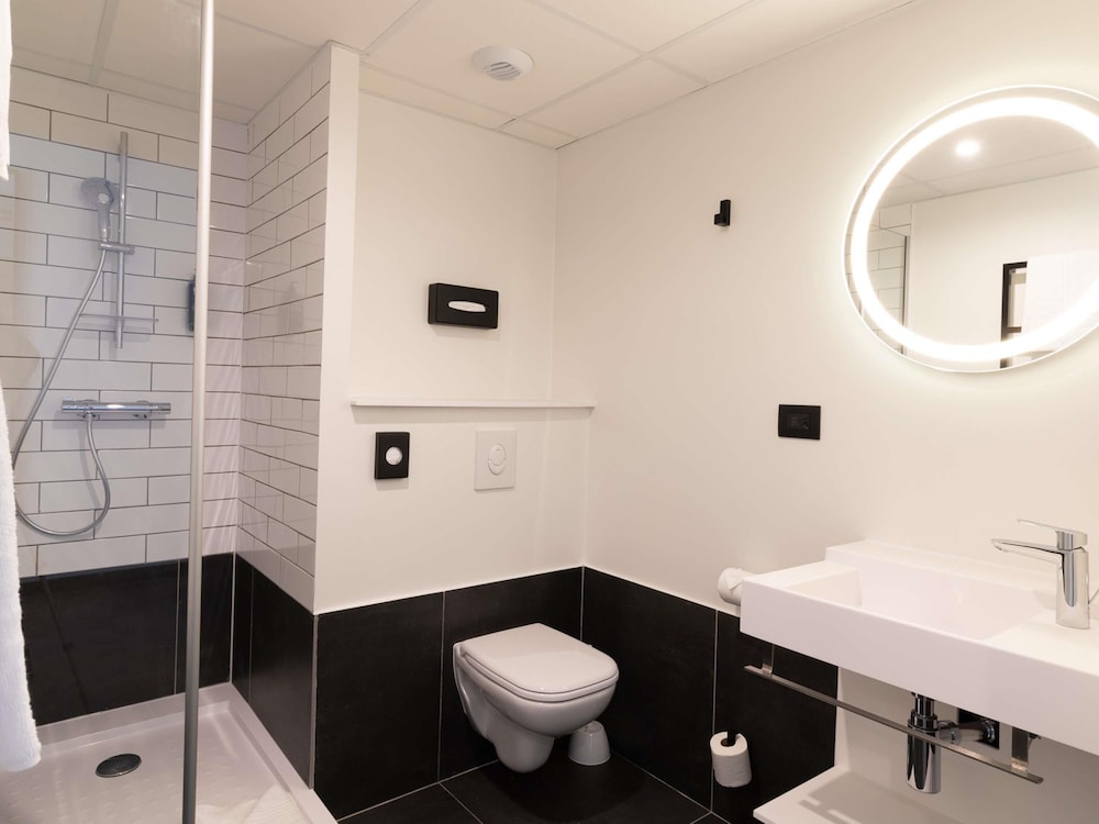 Habitación superior con 2 camas individuales y balcón del hotel Ibis Roquebrune Cap Martin. Foto 9