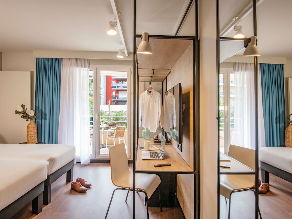 Suite Familiar Estándar con 2 habitaciones comunicadas del hotel Ibis Roquebrune Cap Martin. Foto 3