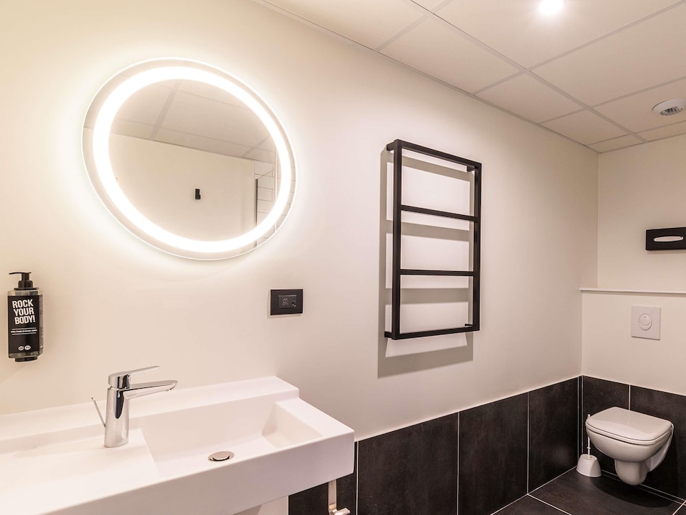 Suite Familiar Estándar con 2 habitaciones comunicadas del hotel Ibis Roquebrune Cap Martin. Foto 9