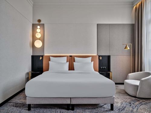 Habitación Deluxe con cama extragrande del hotel Mövenpick Grand Hotel Wroclaw. Foto 1