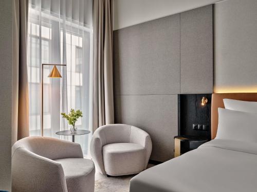 Habitación Clásica con cama grande del hotel Mövenpick Grand Hotel Wroclaw. Foto 3