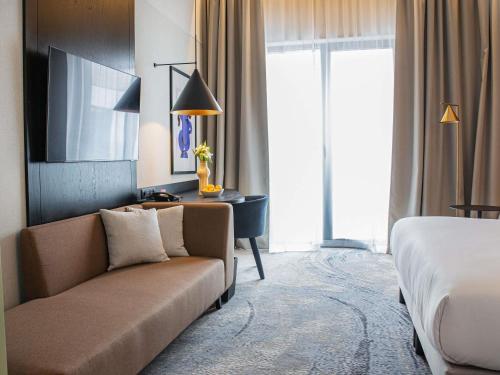 Habitación Clásica con cama extragrande del hotel Mövenpick Grand Hotel Wroclaw. Foto 3