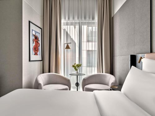 Habitación Clásica con cama grande del hotel Mövenpick Grand Hotel Wroclaw. Foto 2