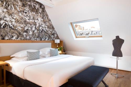 Suite con sofá cama del hotel LE SIX HOTEL