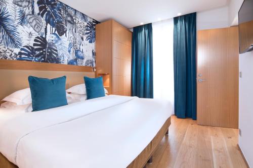 Suite con sofá cama del hotel LE SIX HOTEL. Foto 5