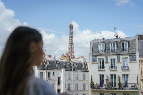 Habitación Doble Clásica con vistas a la Torre Eiffel. del hotel Le Walt. Foto 2