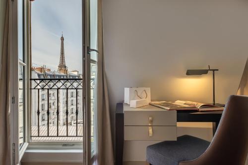 Habitación Doble Clásica con vistas a la Torre Eiffel. del hotel Le Walt. Foto 3