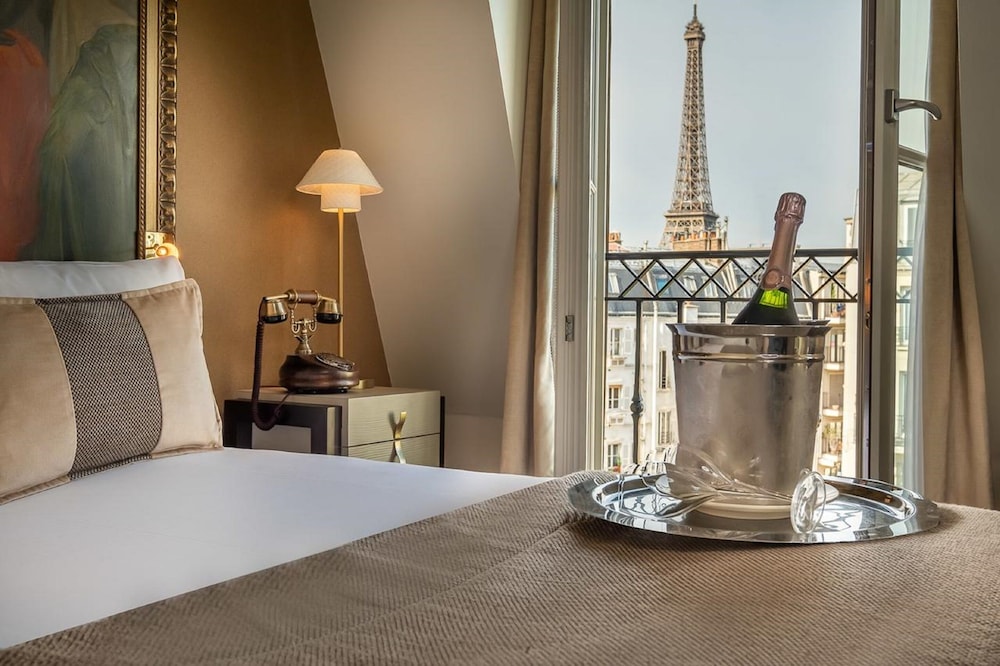 Habitación con vista a la Torre Eiffel del hotel Le Walt. Foto 1