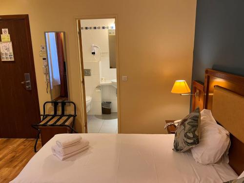 Habitación Doble Estándar - 2 camas del hotel 121 Paris. Foto 2