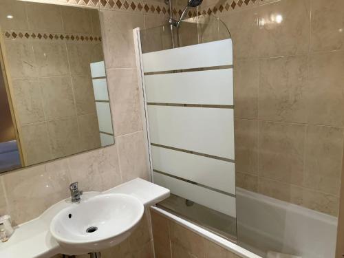 Habitación Doble Estándar - 2 camas del hotel 121 Paris. Foto 9