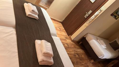Habitación Triple del hotel 121 Paris. Foto 4