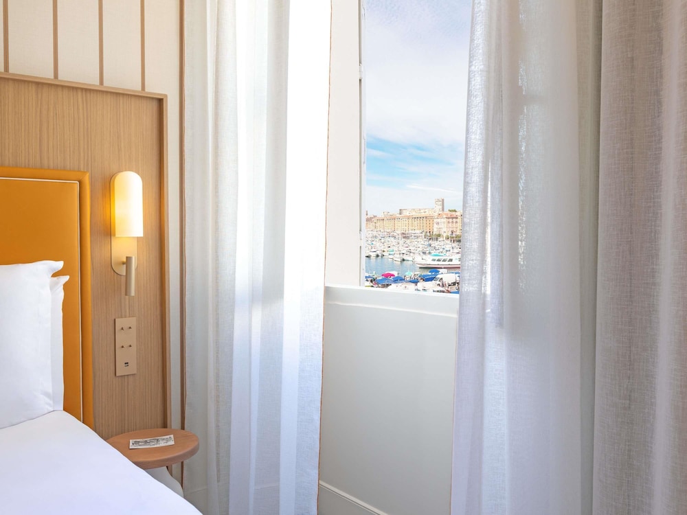 Habitación Superior, 1 Cama Queen Size, Vista lateral de la Canebière y el Vieux - Port del hotel Grand Beauvau Marseille Vieux-port – Mgallery. Foto 1