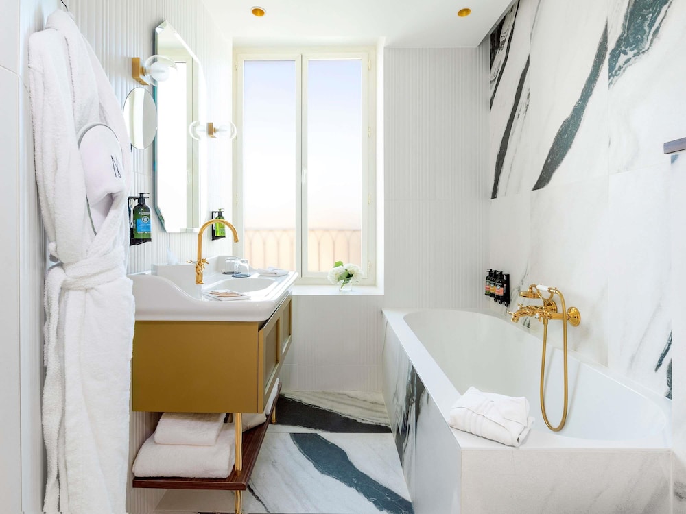 HABITACIÓN DE LUJO, 1 Cama Queen Size, vista al Vieux - Port del hotel Grand Beauvau Marseille Vieux-port – Mgallery. Foto 5