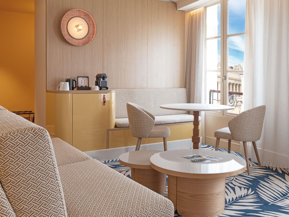 Suite Junior, 1 cama queen - size y 1 sofá - cama, vista a la Rue Beauvau del hotel Grand Beauvau Marseille Vieux-port – Mgallery. Foto 3