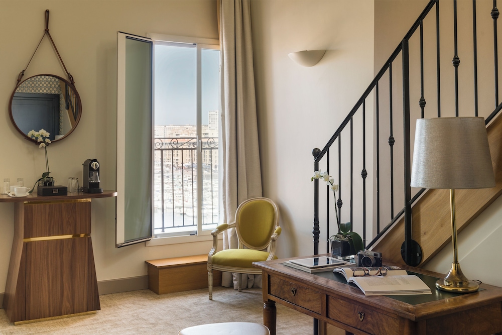 SUITE DÚPLEX, 1 Cama Queen Size y 2 Camas Individuales, balcón y vista al Vieux - Port del hotel Grand Beauvau Marseille Vieux-port – Mgallery. Foto 2