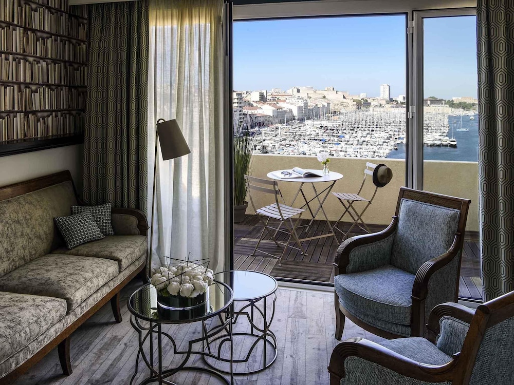 SUITE CON TERRAZA, 1 Cama King Size, vistas panorámicas al Vieux - Port del hotel Grand Beauvau Marseille Vieux-port – Mgallery. Foto 4