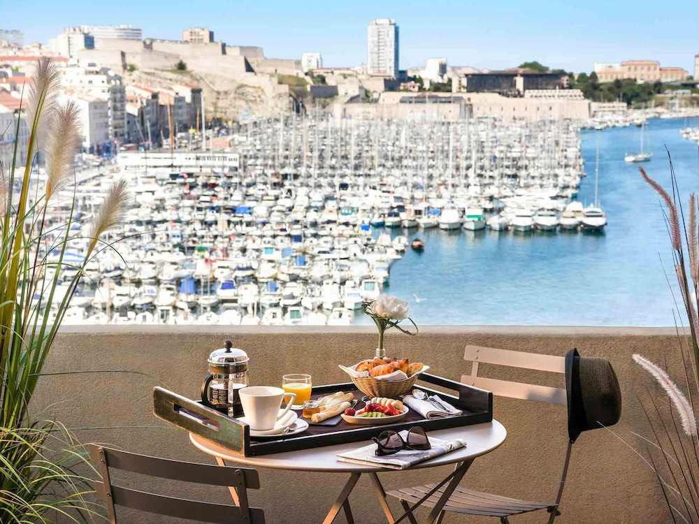 SUITE CON TERRAZA, 1 Cama King Size, vistas panorámicas al Vieux - Port del hotel Grand Beauvau Marseille Vieux-port – Mgallery. Foto 7