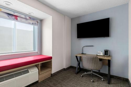 Habitación con cama grande y ducha a ras de suelo, adaptada para personas de movilidad reducida - No fumadores del hotel Best Western Buffalo Inn and Suites. Foto 1