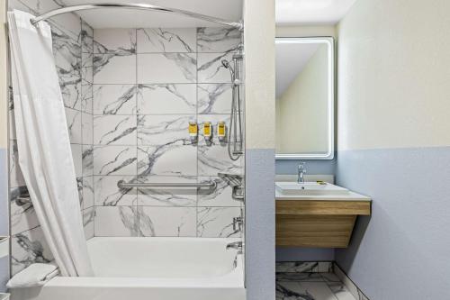 Suite Doble con 2 camas grandes y bañera - Adaptada para personas de movilidad reducida/No fumadores del hotel Best Western Buffalo Inn and Suites. Foto 1